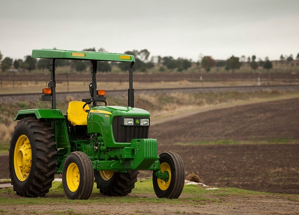 Tractor 5045D en campo.