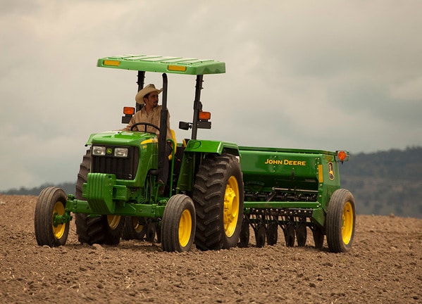 Tractor utilitario  5045D con la Sembradora BD11.