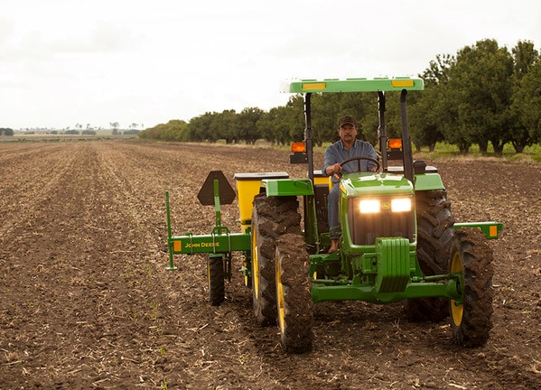 Tractor utilitario 5055E en el campo.