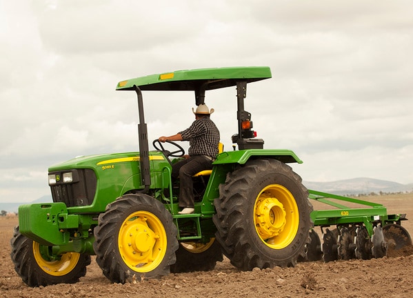 Tractor 5065E en el campo.