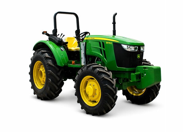 Tractor 5076E sobre fondo blanco