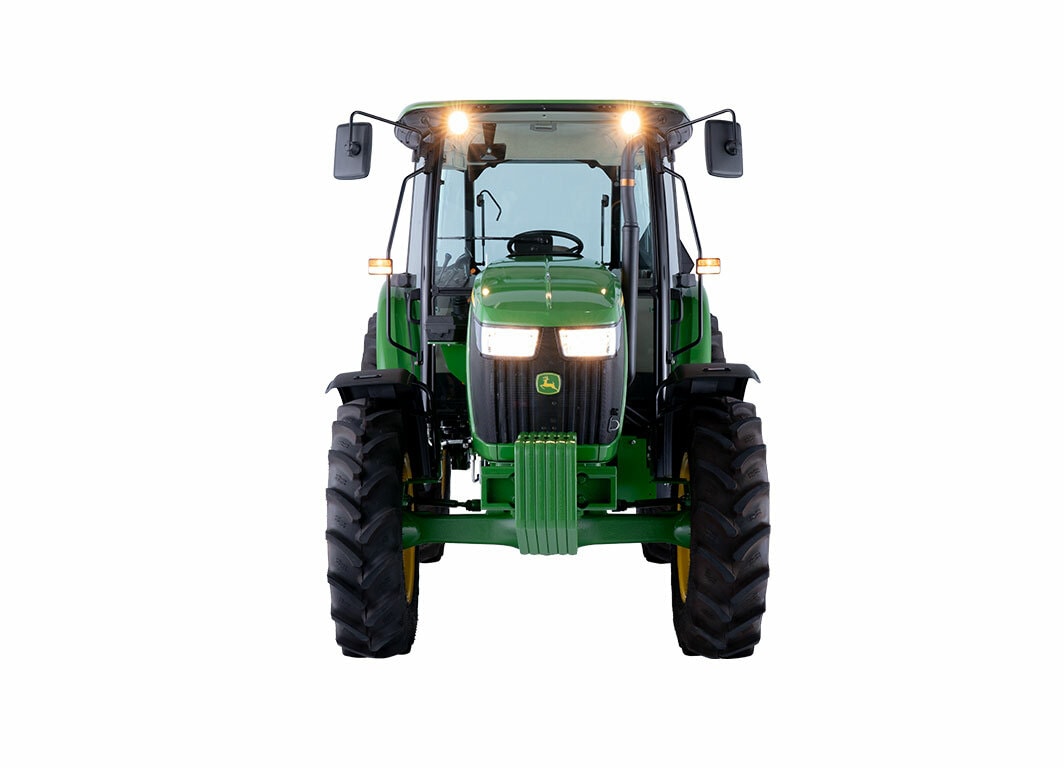 Tractor 5082E verde con cabina cerrada y cofre abierto, en ángulo frontal.