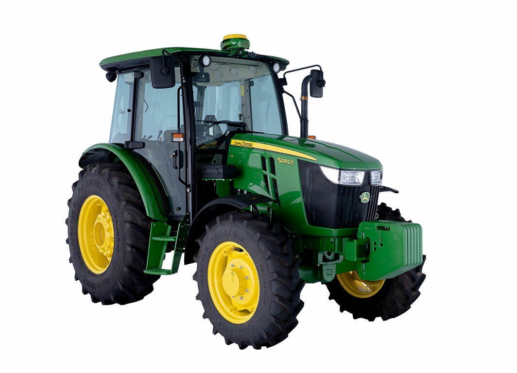 Tractor 5082E verde con cabina cerrada y llantas amarillas, mostrado en ángulo frontal lateral derecho