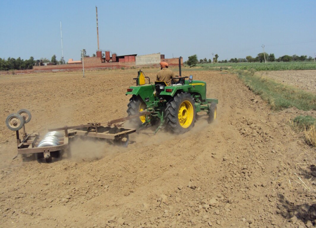 Vista trasera del Tractor 5036C.