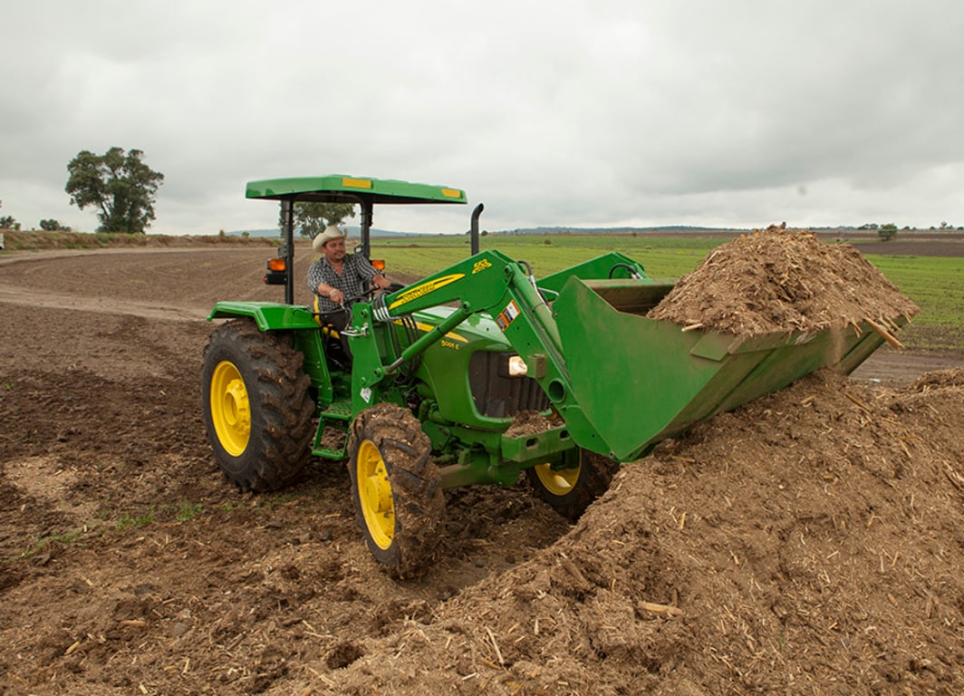 Tractor 5065E con lo cargador John Deere.