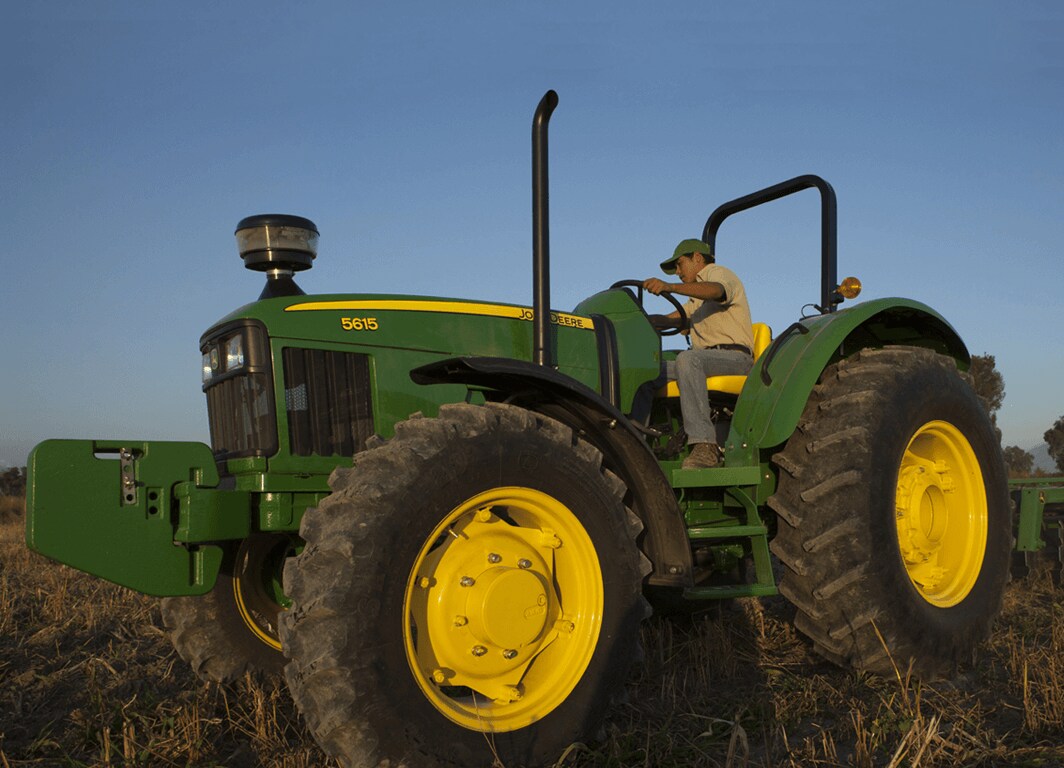 Tractor 5615 en el campo.