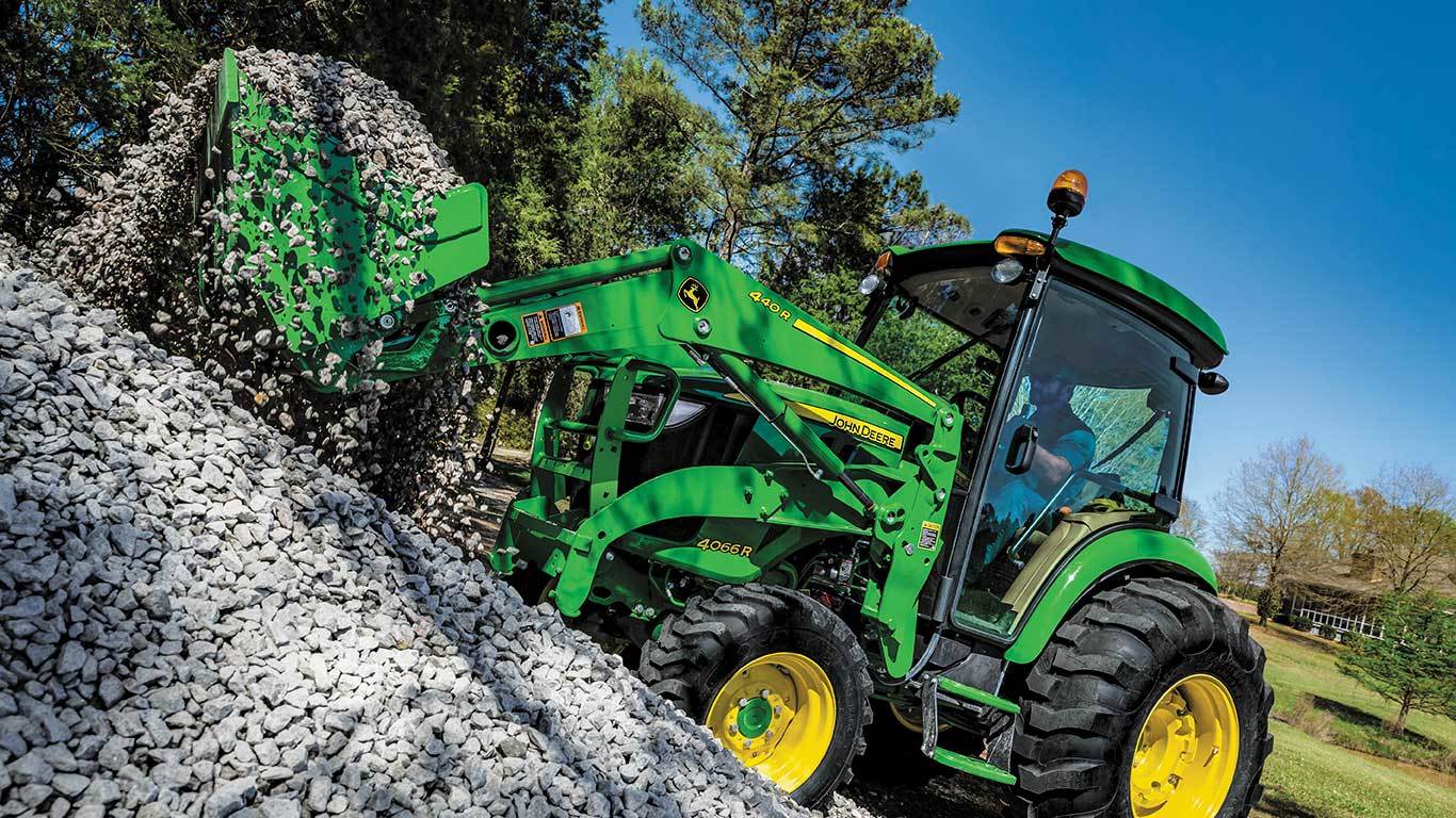 Cargadora frontal 440R en campo.
