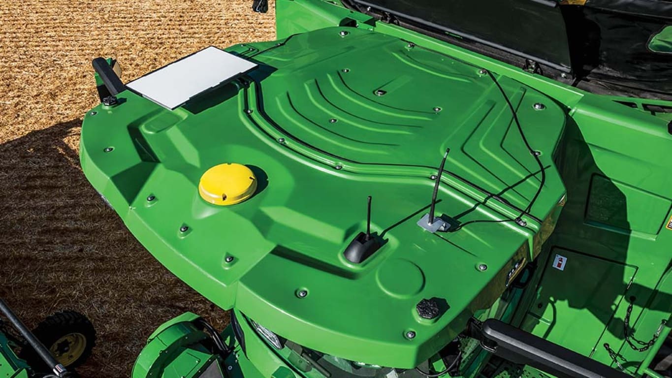 Vista desde arriba de un tractor John Deere, mostrando su techo, antena y equipo de navegación.